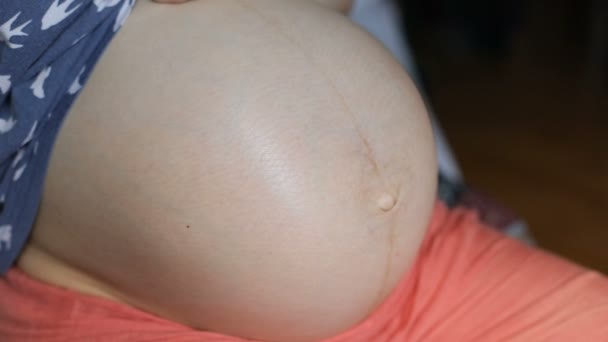 Gros plan du ventre de la femme enceinte — Video