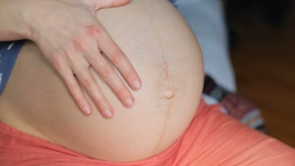 Gros plan du ventre de la femme enceinte — Video