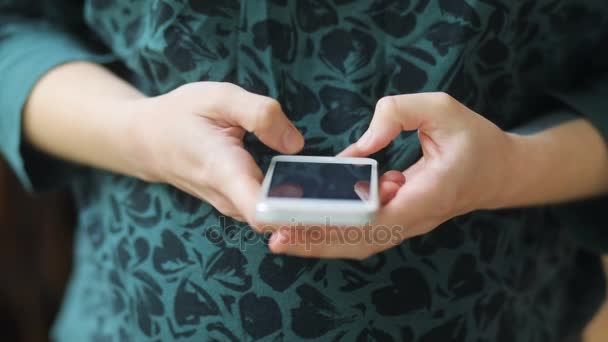 Pregnant woman using smart phone — Stock Video