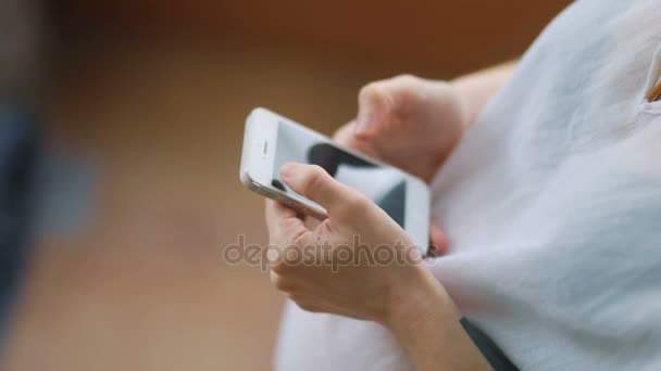 Mulher grávida usando telefone inteligente — Vídeo de Stock