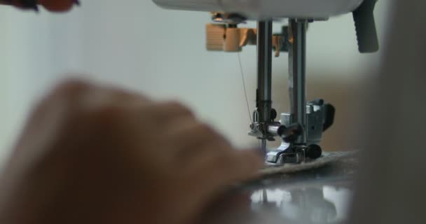 女人在缝纫机上的涂鸦 — 图库视频影像