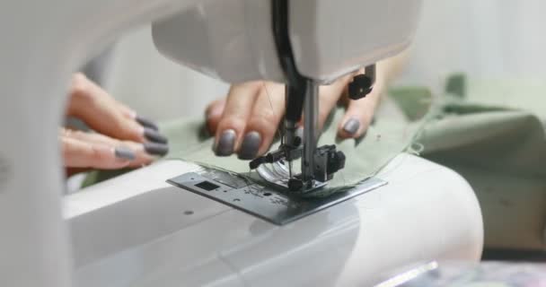 Garabatos mujer en una máquina de coser — Vídeo de stock