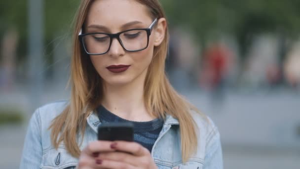Mujer usando teléfono inteligente al aire libre — Vídeo de stock