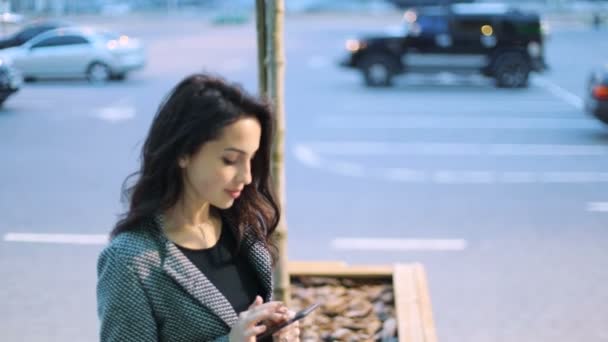 Αυτοπεποίθηση γυναίκα που χρησιμοποιούν κινητό τηλέφωνο — Αρχείο Βίντεο
