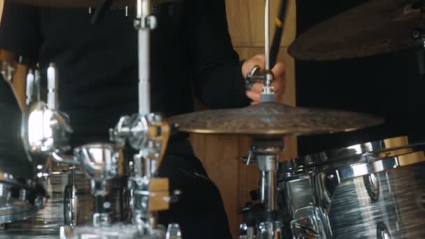 Чоловік грає на барабанах — стокове відео