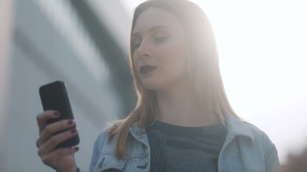 Mujer usando teléfono inteligente al aire libre — Vídeos de Stock