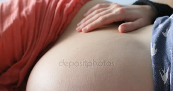 Mulher grávida tocando barriga — Vídeo de Stock
