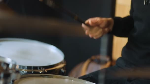 Человек играет на барабанах — стоковое видео