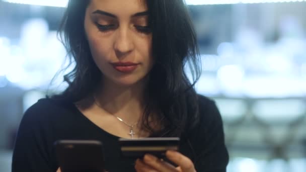 Mujer haciendo compras en línea — Vídeo de stock