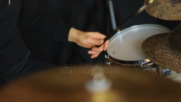 Чоловік грає на барабанах — стокове відео