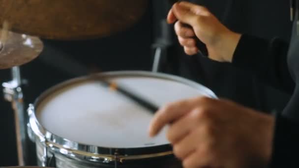 Man spelen op drums — Stockvideo