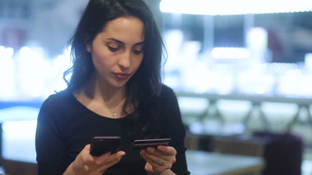 Mujer haciendo compras en línea — Vídeo de stock