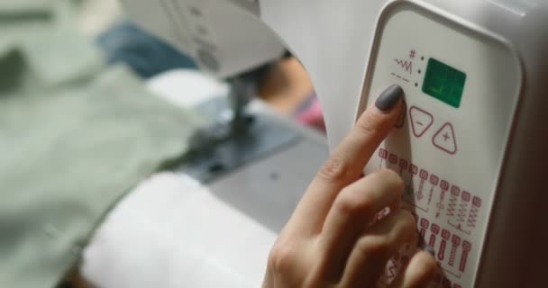 Garabatos mujer en una máquina de coser — Vídeos de Stock