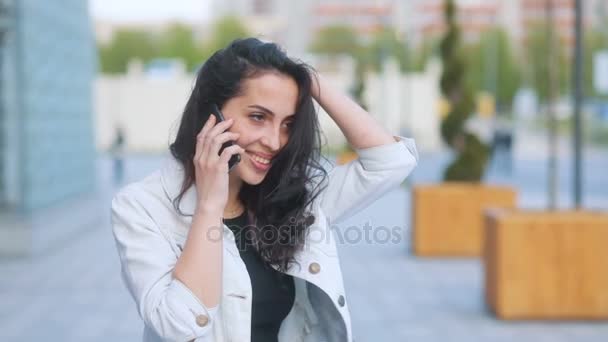 Femme ayant la conversation téléphonique — Stockvideo