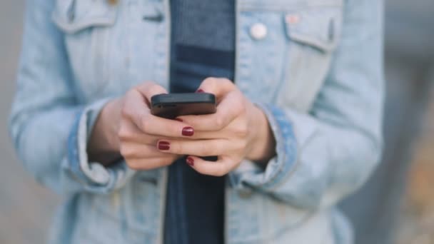 Femme utilisant un téléphone intelligent extérieur — Video