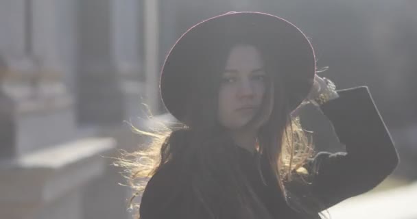 Parkta duran genç kadın — Stok video