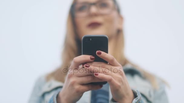 Mujer usando teléfono inteligente al aire libre — Vídeo de stock