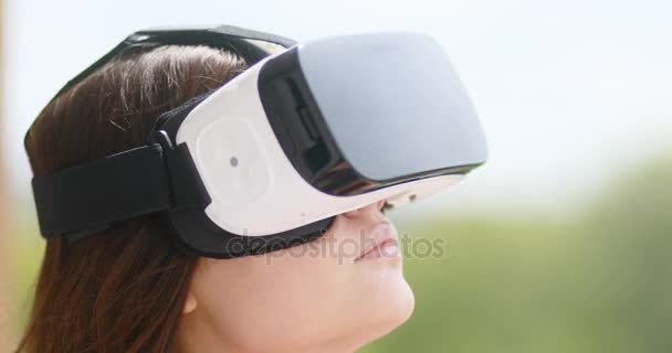 Jonge vrouw met behulp van Vr headset — Stockvideo