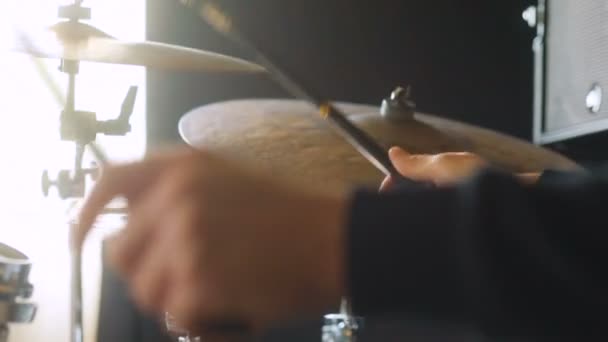 Mann spielt am Schlagzeug — Stockvideo