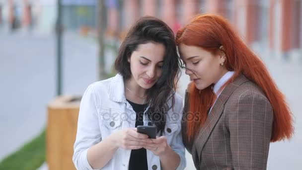 Vrienden praten en het gebruik van smartphone — Stockvideo