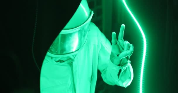 Astronaut utför i neon ljus — Stockvideo