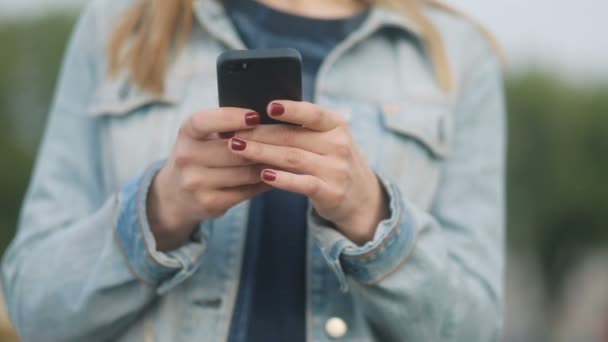 Mulher usando telefone inteligente ao ar livre — Vídeo de Stock