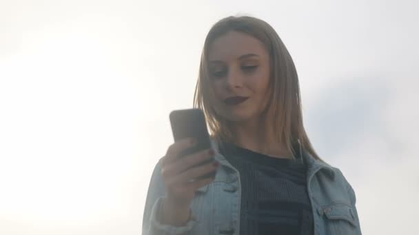 Женщина с помощью смартфона на открытом воздухе — стоковое видео