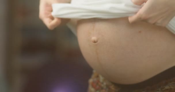 Беременная женщина с животом — стоковое видео