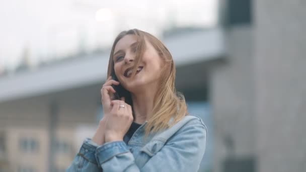 Mulher falando no smartphone ao ar livre — Vídeo de Stock