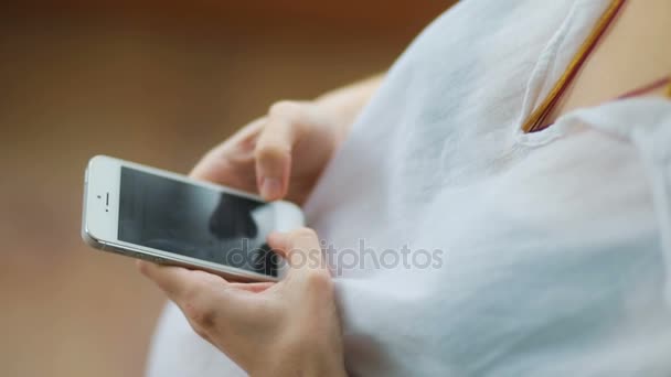 Беременная женщина с помощью смартфона — стоковое видео