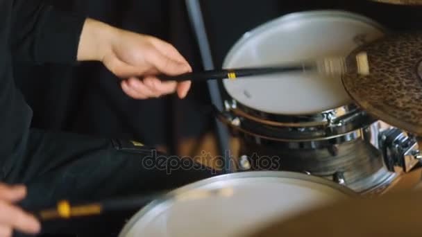Человек играет на барабанах — стоковое видео