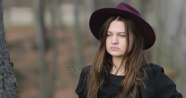 Jeune femme debout dans le parc — Video