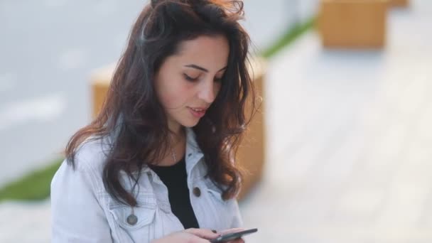 Hermosa mujer usando el teléfono móvil — Vídeos de Stock