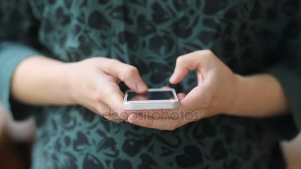 Mulher grávida usando telefone inteligente — Vídeo de Stock