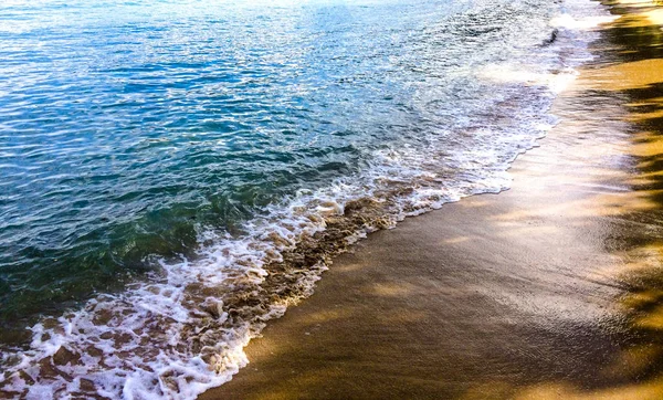 Blå vattnet på stranden — Stockfoto