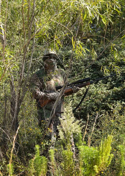 Cazador en camuflaje — Foto de Stock