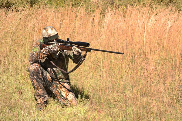 Jager In Camo Rechtenvrije Stockafbeeldingen