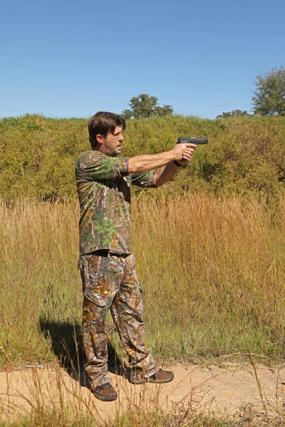 Práctica de pistola en el campo de tiro —  Fotos de Stock