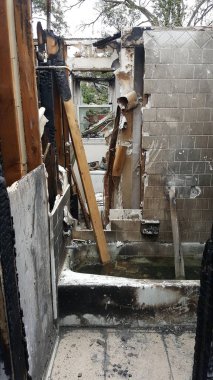 Gece geç saatlerde bu aileler ev tavan arasında başlayan yangın, onlar sırtlarında, sadece giysileri ile yanan alevlerden başardık tüm mobilya, ev aletleri, Giysi