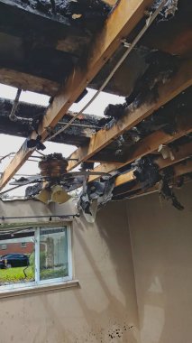 Gece geç saatlerde bu aileler ev tavan arasında başlayan yangın, onlar sırtlarında, sadece giysileri ile yanan alevlerden başardık tüm mobilya, ev aletleri, Giysi