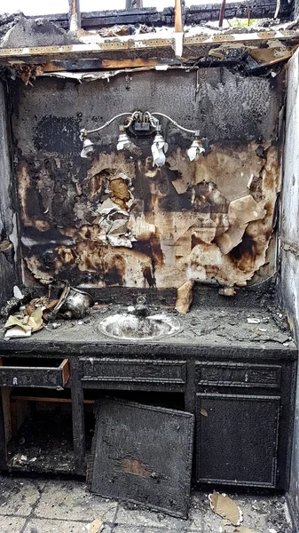深夜的大火在这个家庭的阁楼里开始了 他们只能用背上的衣服 所有的家具 逃离燃烧的火焰 — 图库照片
