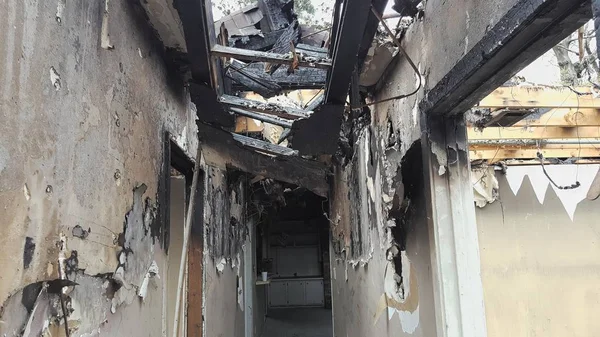 夜遅くまでこの家族の家の屋根裏部屋で火事が発生 彼らが彼らの背中に服だけで燃える炎を脱出することがすべての家具 — ストック写真