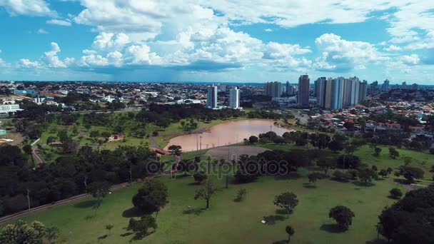 Cunoscut inițial sub numele de Parque do Prosa, Parcul Națiunilor Indigene este situat în Campo Grande, Mato Grosso do Sul, Brazilia. . — Videoclip de stoc