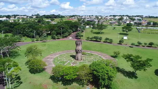 Monument voor de Indische in het Park van de inheemse Naties in Campo Grande Ms — Stockvideo