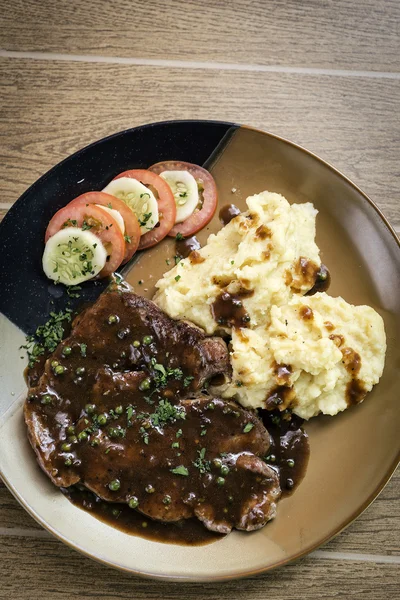 Jídlo steak hovězí maso s bramborovou kaší a omáčkou omáčkou — Stock fotografie