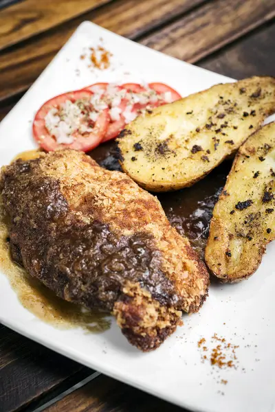 Куриный шницель с картофелем и соусом — стоковое фото