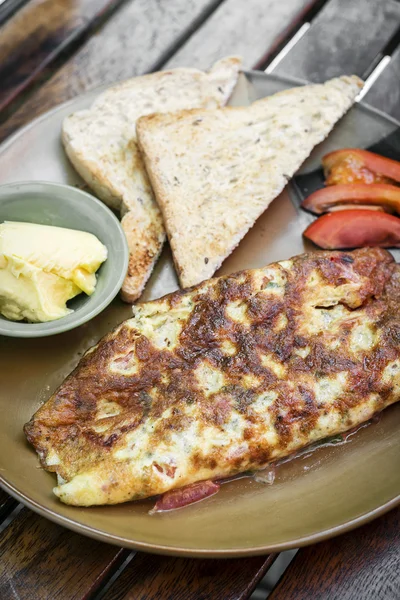 Omelett omelett med toast enkel frukost inställd — Stockfoto