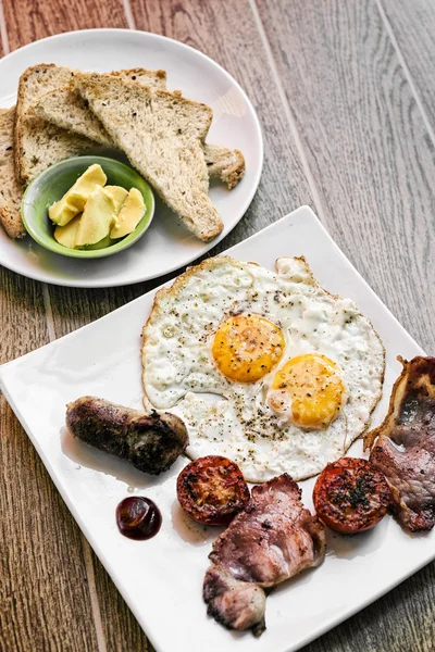 Traditional english british fried breakfast with eggs bacon and — Stock Photo, Image