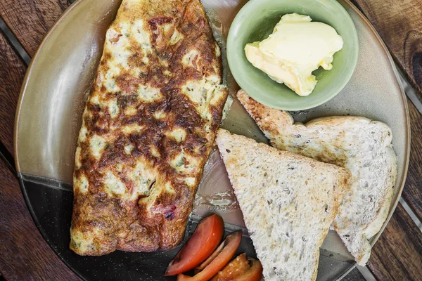 Omelett omelett med toast enkel frukost inställd — Stockfoto