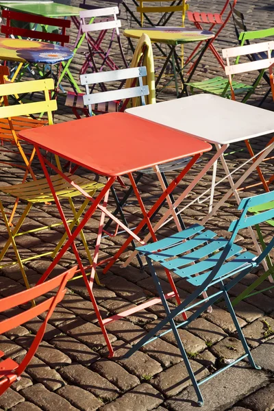 Coloridas mesas y sillas modernas de moda en la cafetería de la calle —  Fotos de Stock